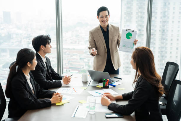 Manager and employee discussing performance